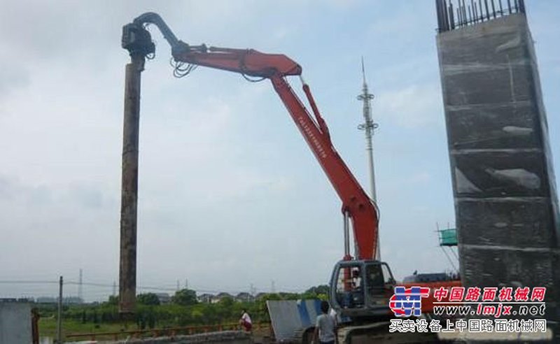 在建筑项目中，选择合适的建筑机械租赁服务至关重要。本文将从多个维度对比分析租赁与购买的优劣势，帮助您做出明智的选择。